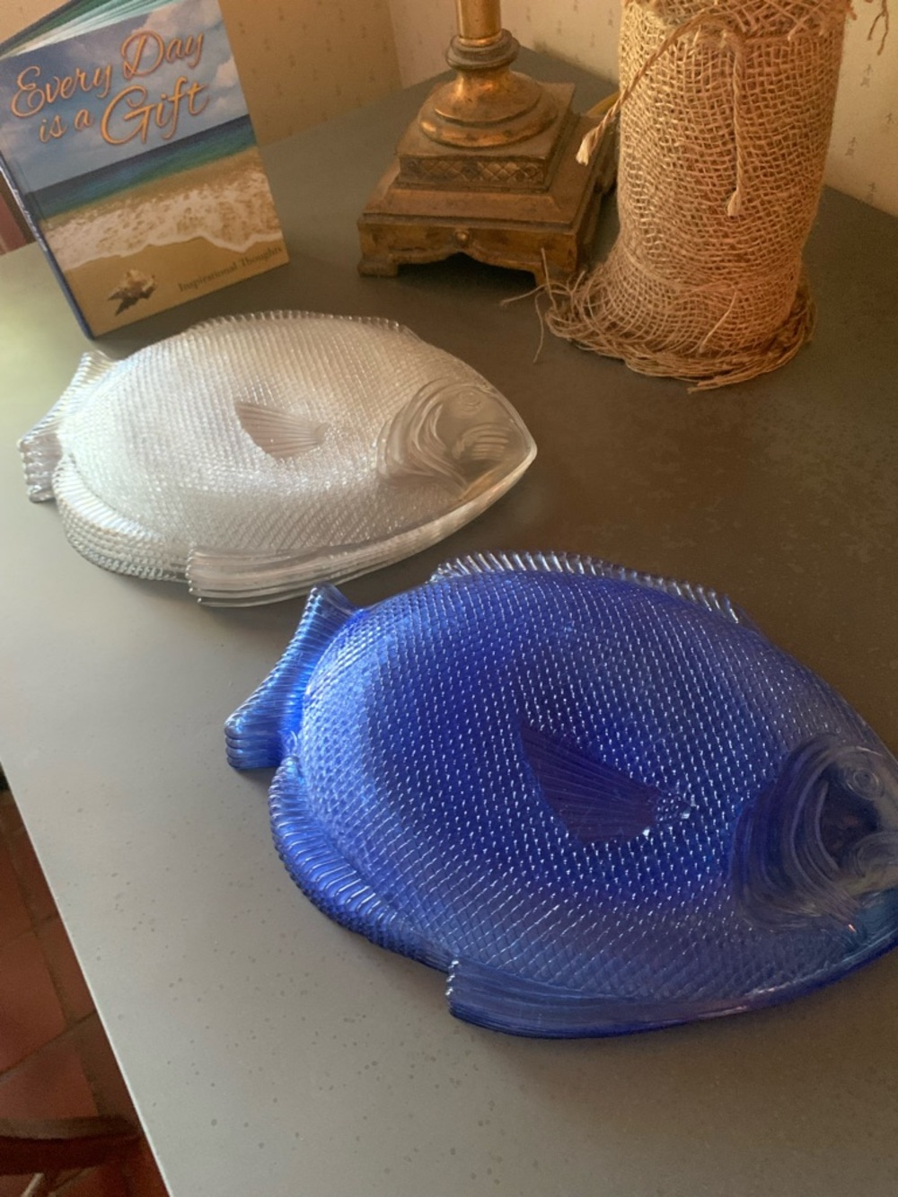 9 PARTY plastic fish small plates, perfect for that SEAFOOD touch. - Picture 5 of 9